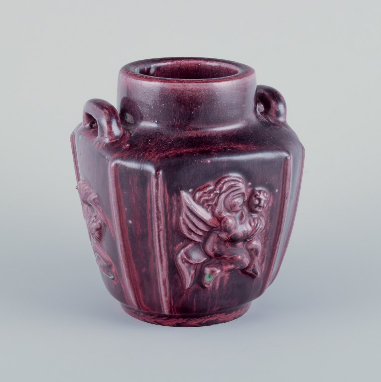 Bode Willumsen for Royal Copenhagen. Keramikvase med mytologiske motiver. Okseblodsglasur.