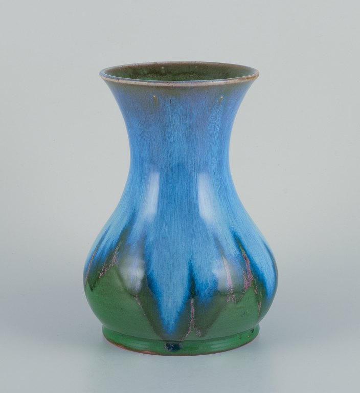Charles Greber, Beauvais, Frankrig.Keramikvase med glasur i i blå og grønne toner.