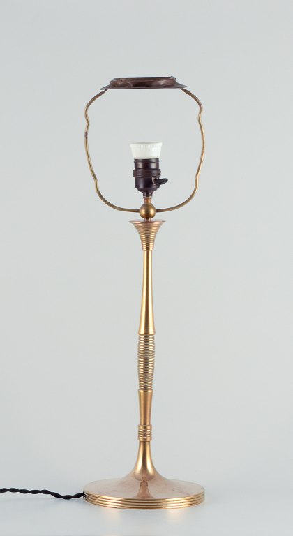Bruno Paul (1874-1968), tysk arkitekt.Høj Art Deco bordlampe i poleret messing. Bauhaus stil.