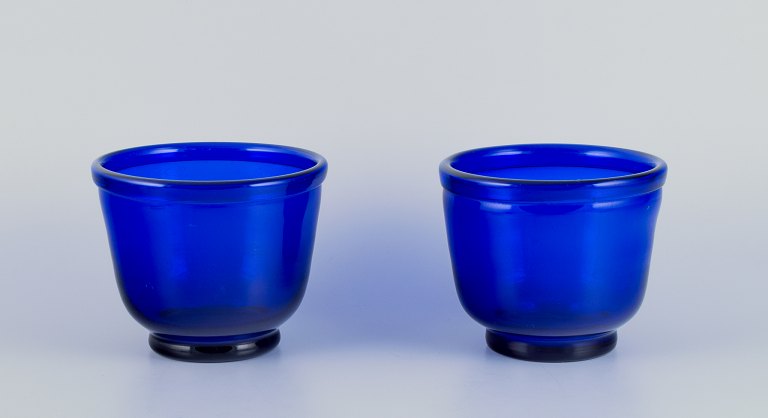 Et par kunstglasvaser i blåt glas. Mundblæst.Danmark