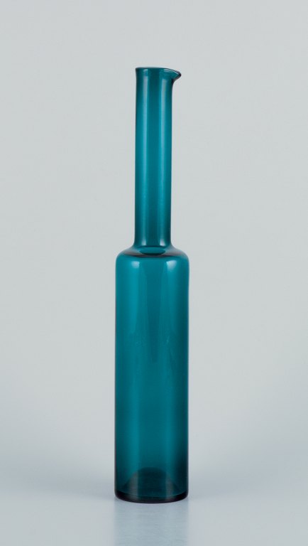 Nanny Still (1926-2009) for Riihimäen Lasi, Finland.Vase/flaske i petroleumsblå mundblæst kunstglas.
