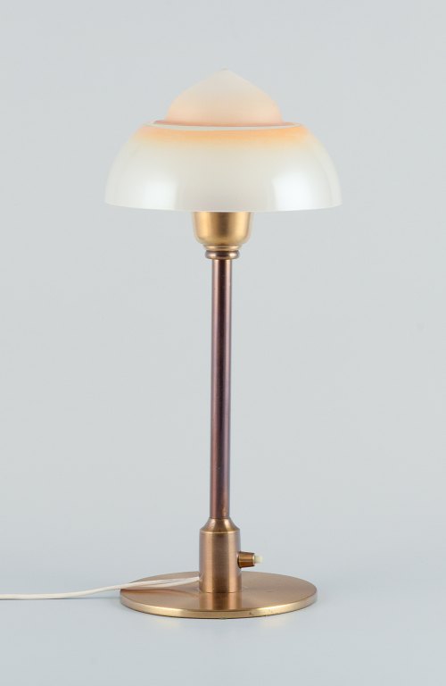 Fog & Mørup. Bordlampe med stamme af bruneret messing, monteret med "Spejlæg" skærm af glas.