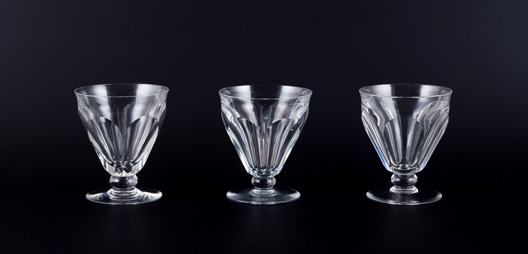 Baccarat, Frankrig. Et sæt på tre Art Deco rødvinsglas i facetslebet krystalglas.