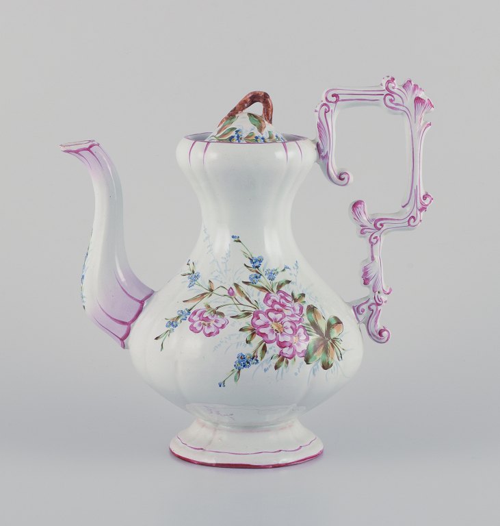 Emile Gallé (stil). Stor kaffekande i fajance med motiver af blomster og insekter.
