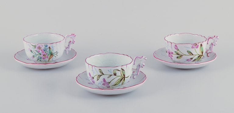 Emile Gallé stil. Tre håndmalede tekopper og underkopper i fajance med motiver af blomster og insekter.