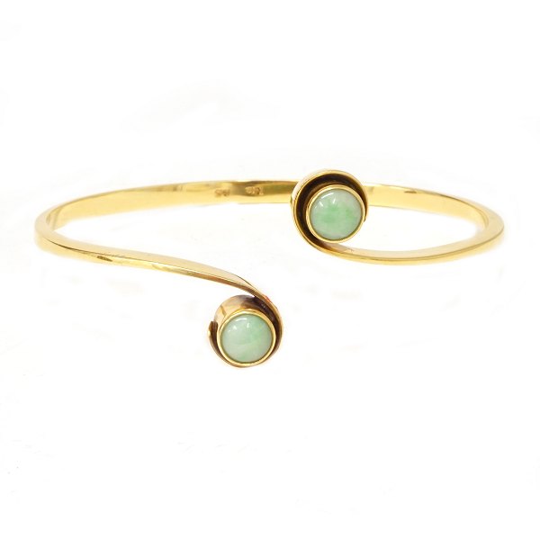 Oval armring i 14kt guld med jade udført af Knud Hejl, Gjerlev, 1956-90. Indv. mål: 6,3x5,2cm