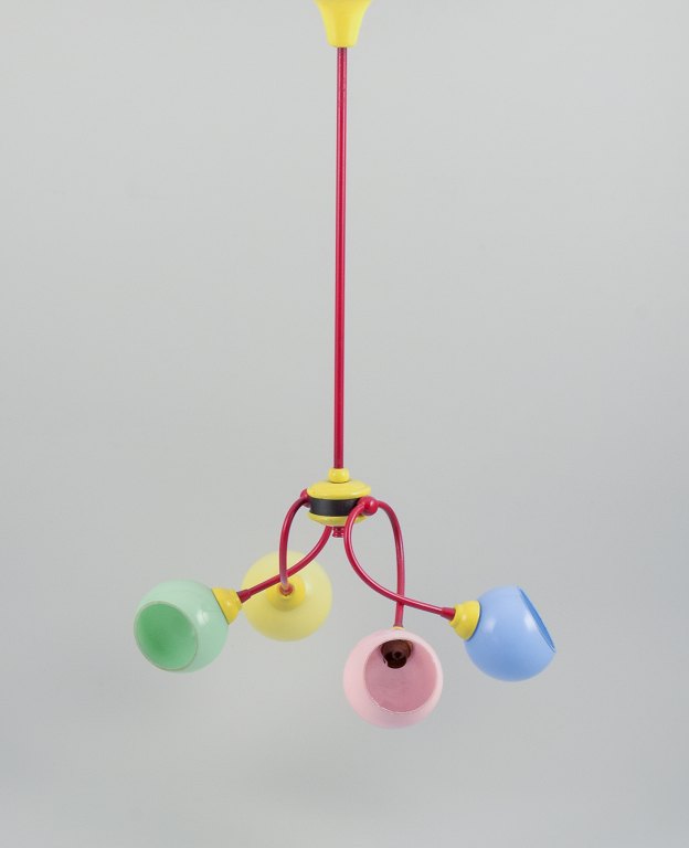 Murano, Italien. "Tutti Frutti" lysekrone i farvet metal, med mundblæste polykrome glasskærme.