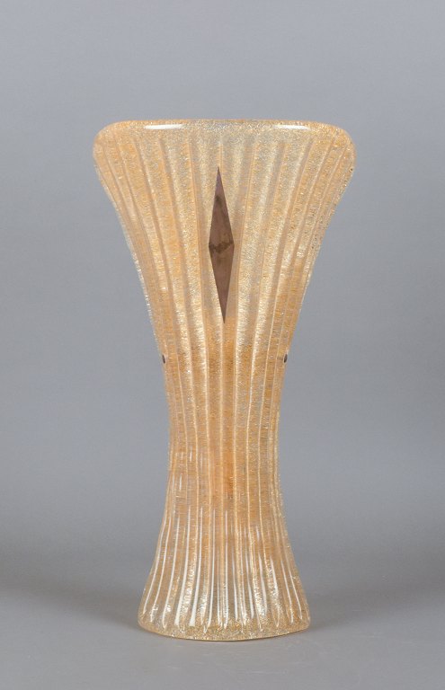 Barovier og Toso, Venedig. Stor væglampe i kanneleret mundblæst kunstglas og messing. Klart mundblæst glas med "guldstøv" indlagt.