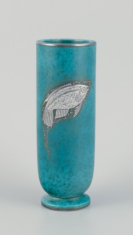 Wilhelm Kåge (1889-1960) for Gustavsberg, Sverige.Art Deco keramikvase med fiskemotiv i sølvdekoration.