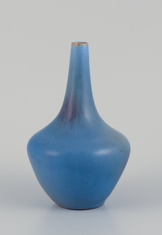 Gunnar Nylund (1904-1997) for Rörstrand, Sverige.Vase med glasur i blålige nuancer.