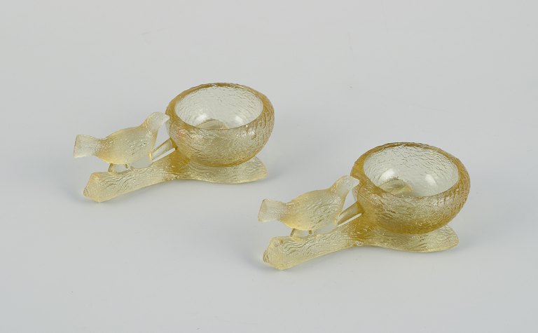 Fåglavik Glasbruk (1874-1980), Sweden.Two salt cellars with birds in colored glass. Handmade yellow-brown glass.
