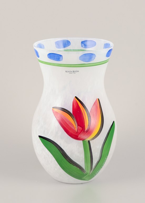 Ulrica Hydman Vallien (1938–2018) for Kosta Boda. ”Tulpan” vase i kunstglas.Håndmalet.