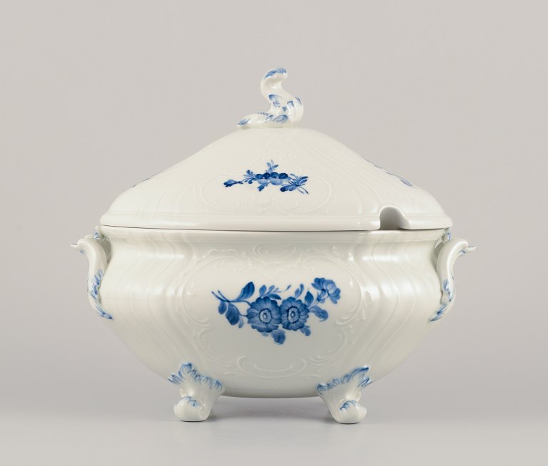 Royal Copenhagen, Juliane Marie Blue Flower. Large oval tureen with lid in white porcelain hand-painted with blue flowers.
