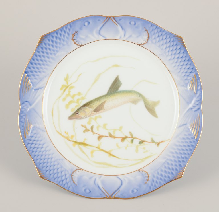Royal Copenhagen Fauna Danica fisketallerken. Håndmalet fiskemotiv og gulddekoration.