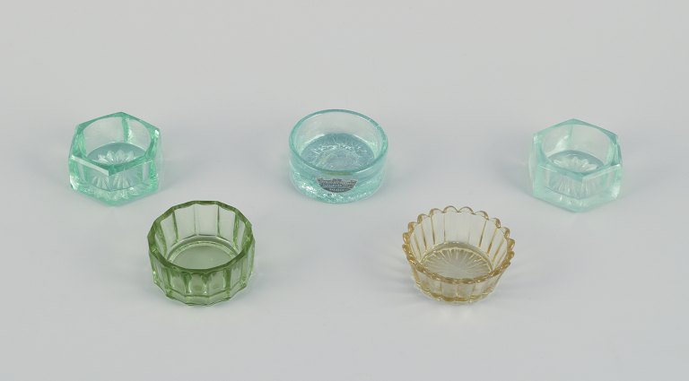 Fåglavik Glasbruk (1874-1980), Sverige.Five salt cellars in colored glass. Green handmade glass.