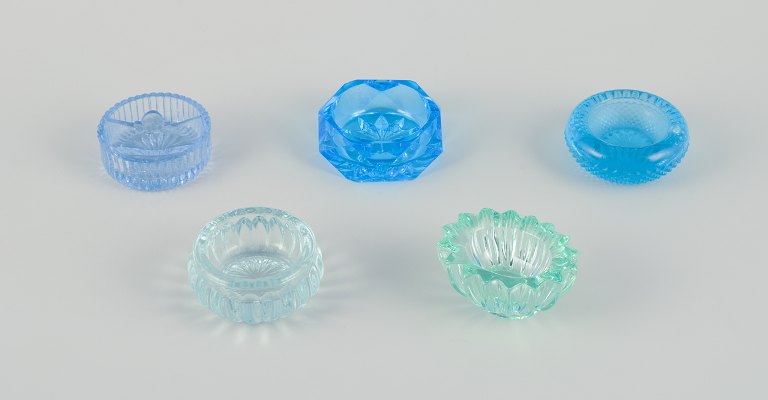 Fåglavik Glasbruk (1874-1980), Sverige.Five salt cellars in colored glass. Handmade blue and green glass.