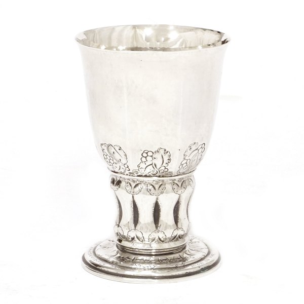 Georg Jensen sølv vase #60. Georg Jensen sterlingsølv vase prydet med stiliserede vinranke og -drue dekoration. Fremstillet i perioden 1915-30. H: 13,5cm. V: 219gr
