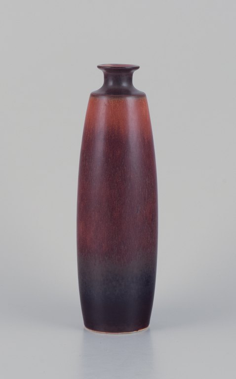 Carl Harry Stålhane (1920-1990) for Rörstrand. Stor keramikvase med glasur i brune nuancer.