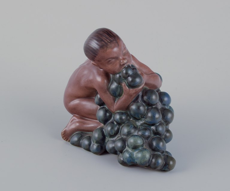 Kai Nielsen (1882-1924) for Bing & Grøndahl. Figur af stentøj i form af "Lille Bacchus med druer". Druehøstserien.