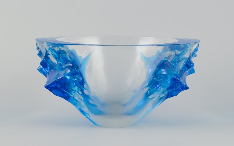Marc Lalique, Frankrig.  Kolossal og imponerende "Haiti" kunstglasskål i blåt og klart glas. Sjælden model.