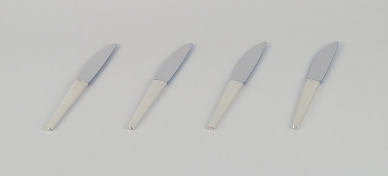 Henning Koppel for Georg Jensen. Et sæt på fire Caravel frokostknive i sterlingsølv, blad i rustfrit stål.