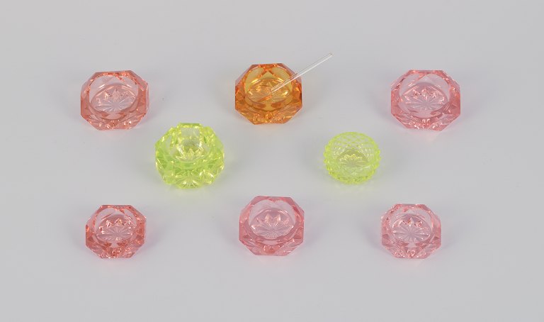 Fåglavik Glasbruk (1874-1980), Sverige.Otte saltkar i farvet glas. Rosa, orange og gult håndlavet glas.