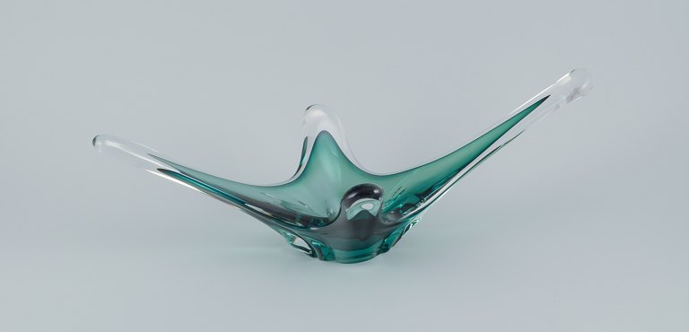 Murano, Italien. Stor skål i kunstglas.Klart og grønt glas. Mundblæst.
