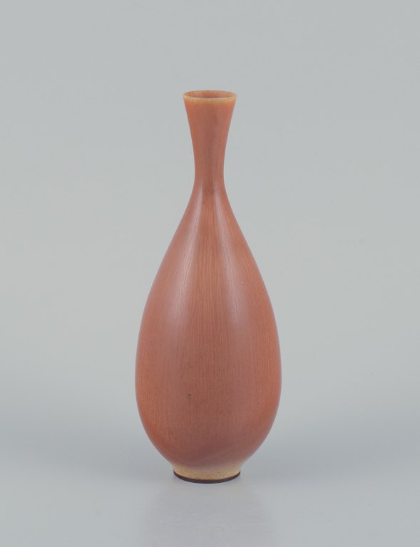 Berndt Friberg (1899-1981) for Gustavsberg. Stor unika keramikvase.Harepelsglasur i lysebrune toner.