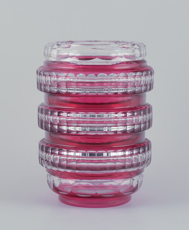 Val St. Lambert, Belgien. Stor og imponerende facetslebet vase i krystalglas. Art Deco. Klart og lilla glas. Sjælden model i meget høj kvalitet.