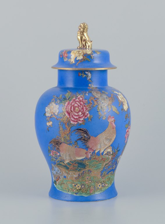 Carlton Ware, England. Stor og sjælden lågbojan i fajance. Dekoreret i Cloisonné-teknik.