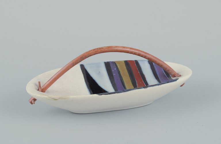 Roger Capron (1922-2006), fransk keramiker for Vallauris.Modernistisk skål i keramik med hank i bambus.