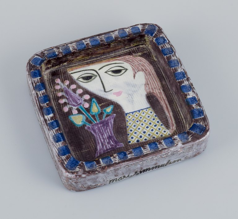 Mari Simmulson (1911-2000) for Upsala Ekeby, Sverige. Keramikskål med polykrom glasur. Motiv af kvindeansigt og blomst.