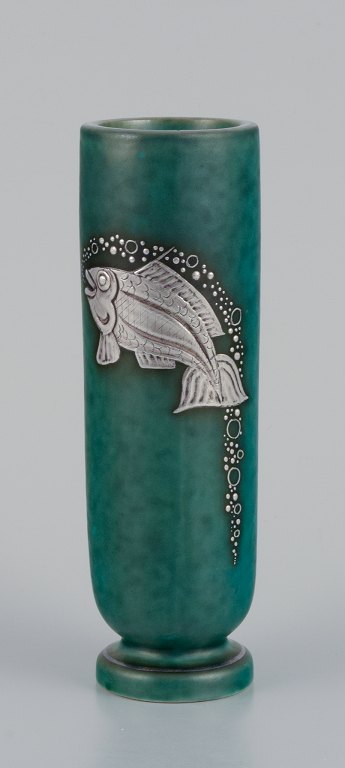 Wilhelm Kåge for Gustavsberg. Slank keramikvase fra ”Argenta” serien.Motiv af fisk.