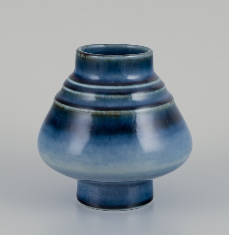 Olle Alberius (1926-1993) for Rörstrand, Sverige. Keramikvase med glasur i blå nuancer.