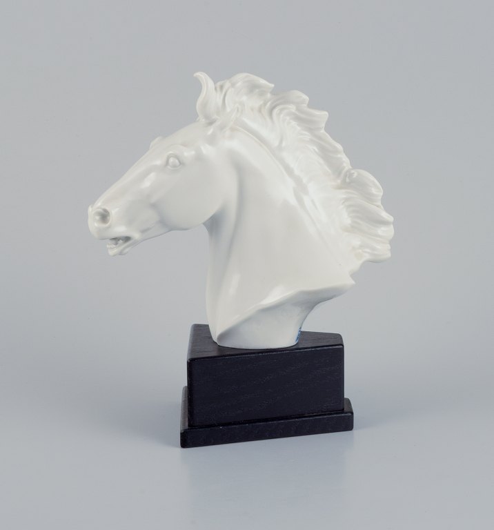 Erich Oehme (1898-1970) for Meissen, Tyskland.  Skulptur i porcelæn i form af hestehoved.