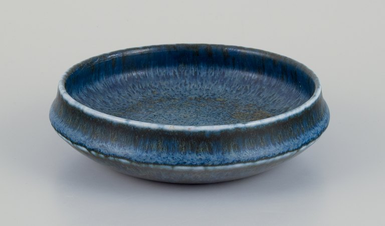 Carl Harry Stålhane (1920-1990) for Rörstrand. Keramikskål med glasur i blålige toner.