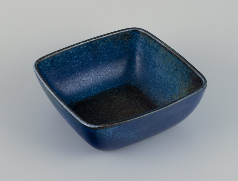 Carl Harry Stålhane (1920-1990) for Rörstrand. Stor kvadratisk keramikskål med glasur i blå og grønne nuancer.