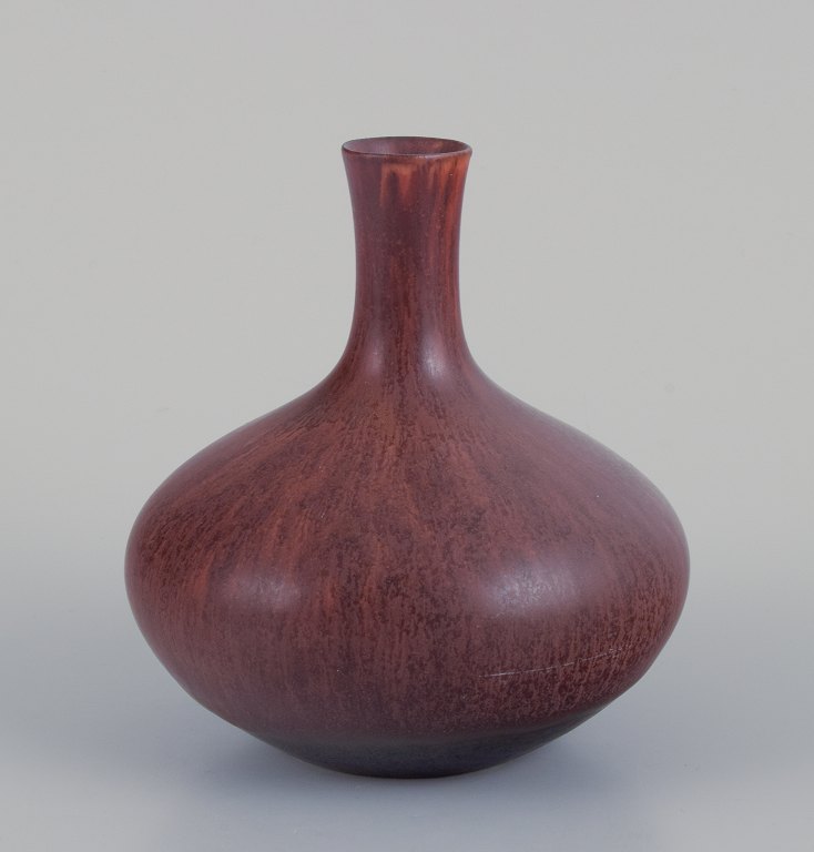 Carl Harry Stålhane (1920-1990) for Rörstrand, Sverige. Keramikvase med rundt korpus og slank hals. Glasur i brune toner.