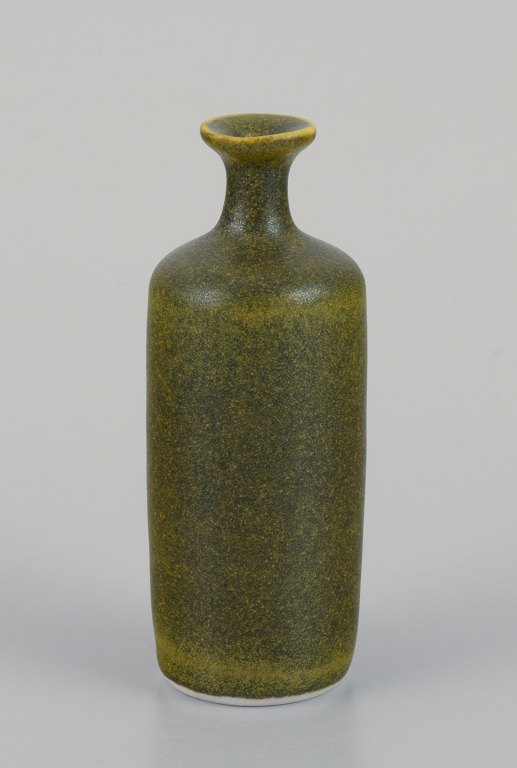 Rolf Palm (1930-2018), svensk keramiker. Unika miniaturevase med glasur i gulgrønne nuancer.