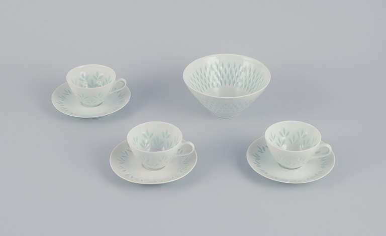 Friedl Kjellberg for Arabia, Finland. Et sæt på tre kaffekopper med tilhørende underkopper samt en skål i ris-porcelæn.