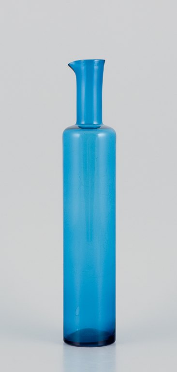Nanny Still (1926-2009) for Riihimäen Lasi, Finland.Vase/flaske i petroleumsblå mundblæst kunstglas.