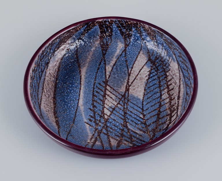 Ingrid Atterberg (1920-2008) for Upsala Ekeby, Sverige.Lav skål i keramik. Abstrakt motiv.