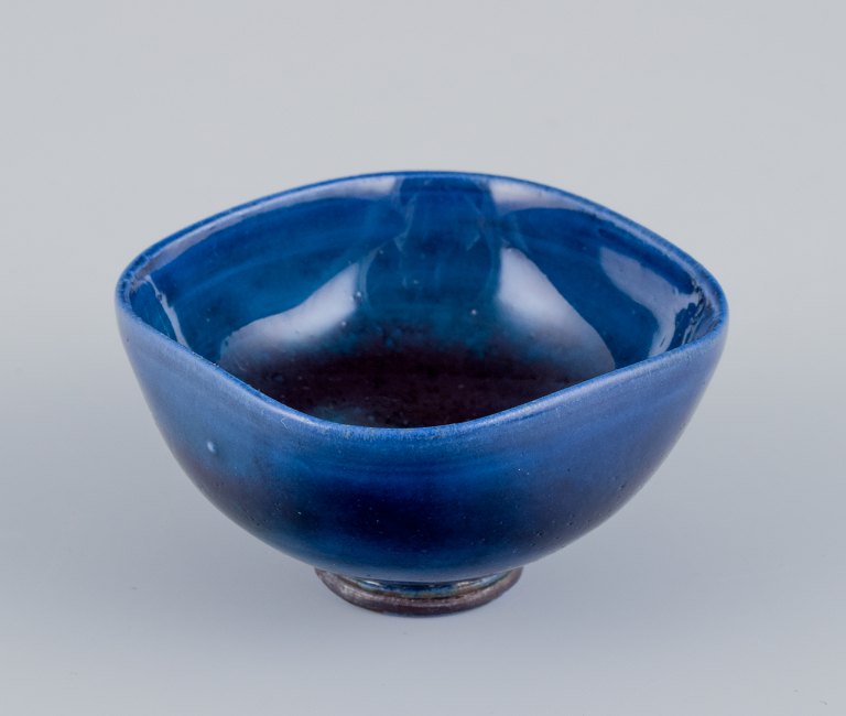 Berndt Friberg (1899-1981) for Gustavsberg, Sverige.Unika miniature keramikskål med blå glasur.