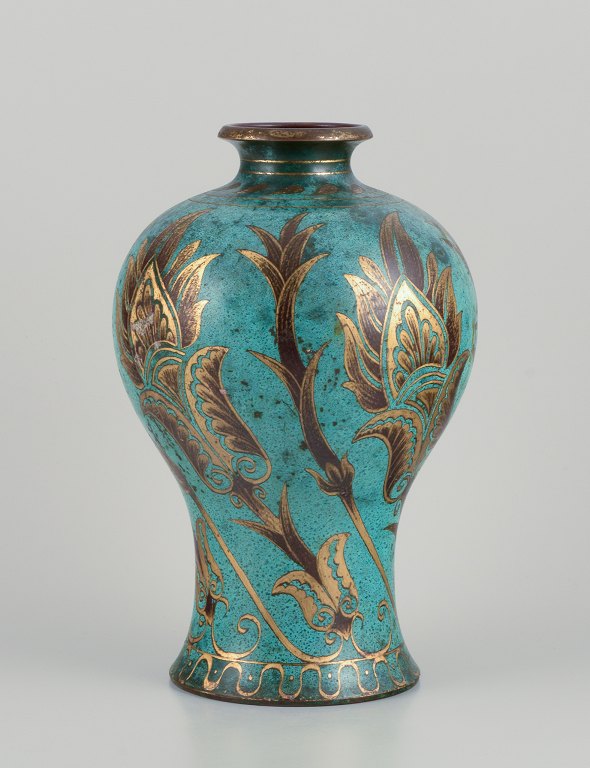 WMF (Württembergische Metallwarenfabrik), Tyskland. Stor ”Ikora” vase i messing dekoreret med blomstermotiver i guld. Flot patina.
