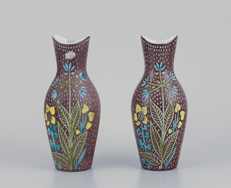 Mari Simmulson (1911-2000) for Upsala Ekeby. Et par keramikvaser. Blomstermotiver.