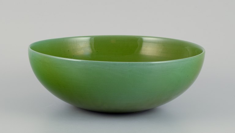 Carl Harry Stålhane (1920-1990) for Rörstrand, Sverige. Stor keramikskål i æblegrøn glasur.