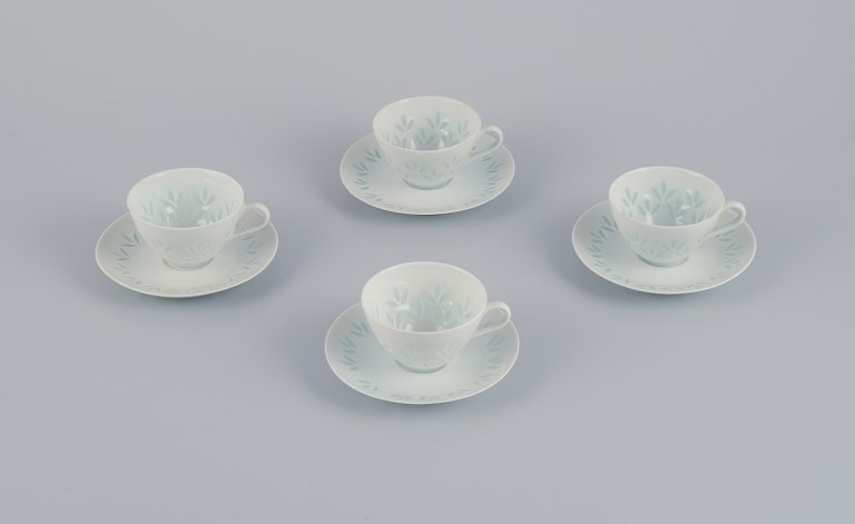 Friedl Kjellberg for Arabia, Finland. Et sæt på fire kaffekopper med tilhørende underkopper i ris-porcelæn.