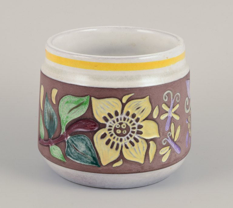 Mari Simmulson (1911-2000) for Upsala Ekeby. Urtepottekrukke i keramik. Polykrom glasur med blomstermotiver.
