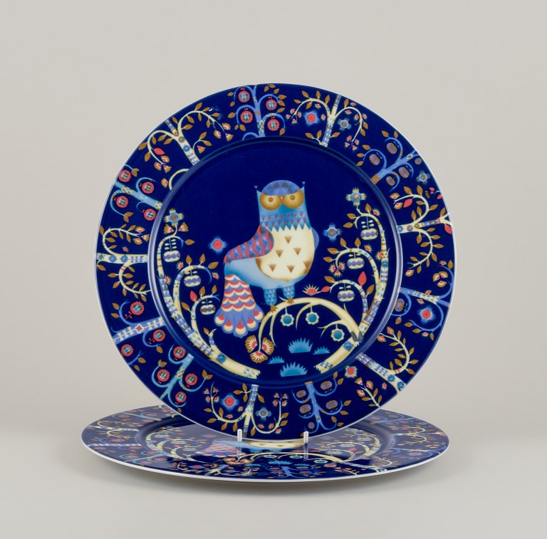 Iittala, Finland. Two large dinner plates/serving plates in porcelain with a motif of an owl on a branch.