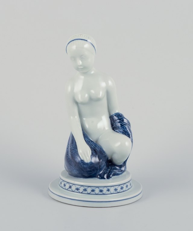 Georg Thylstrup for Royal Copenhagen. Sjælden Art Deco skulptur i porcelæn af ung nøgen kvinde.